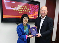 Prof. Fanny Cheung (left) presents a souvenir to Dr. Wang Ruijun